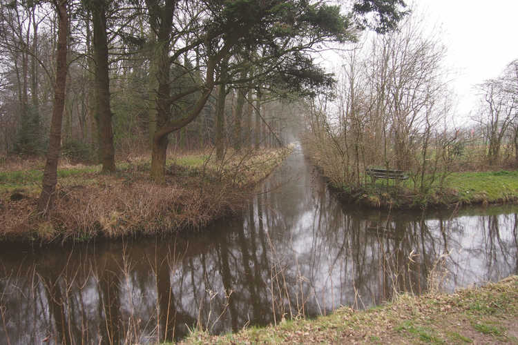 De Dwarswetering vanaf de Woudenbergse Grift gezien
achter de sportvelden

Aan…