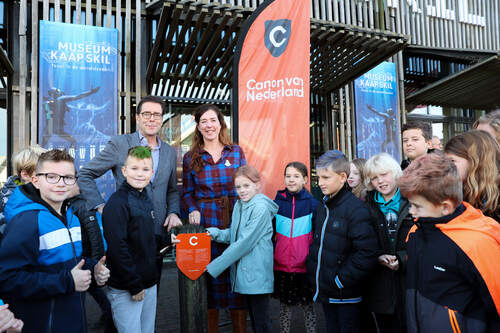 Maarten Rademaker, Corina Hordijk en leerlingen van basisschool De Bruinvis