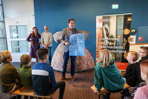 Corina, Gerrit-Jan en Maarten met de leerlingen